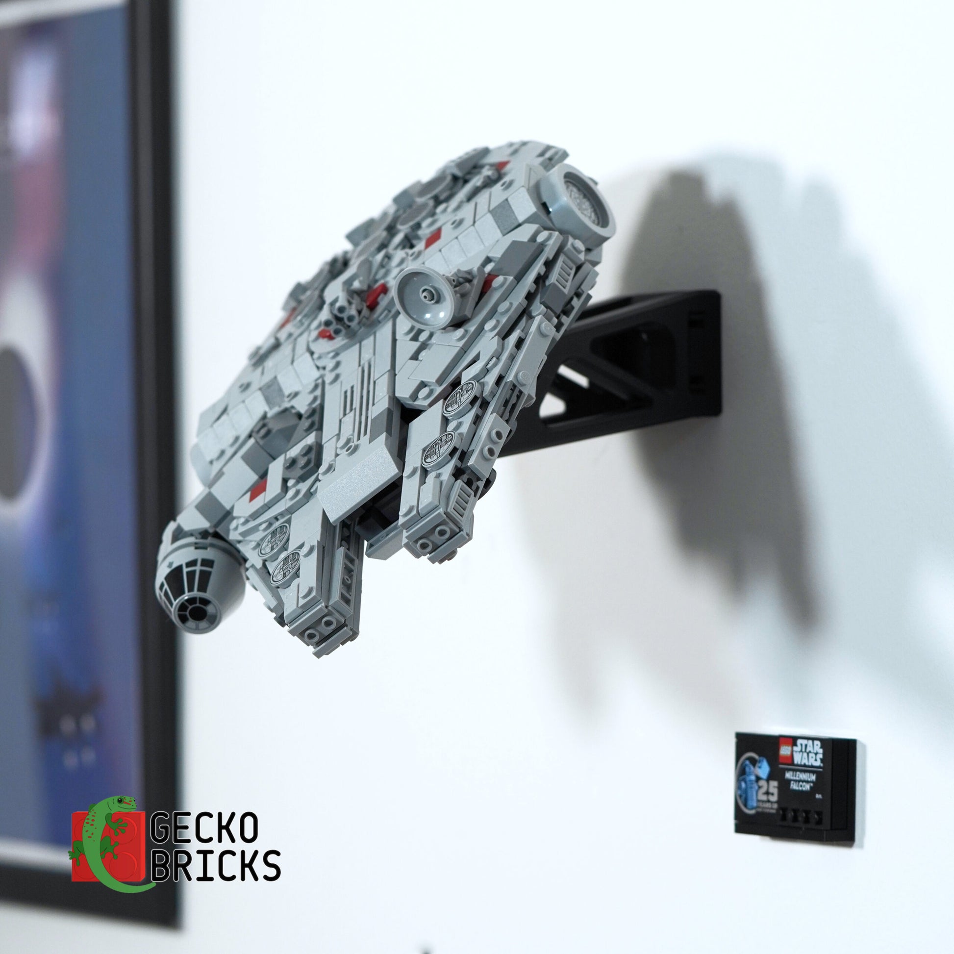 Millennium Falcon Midi - 75375 - Wall Mount image 1