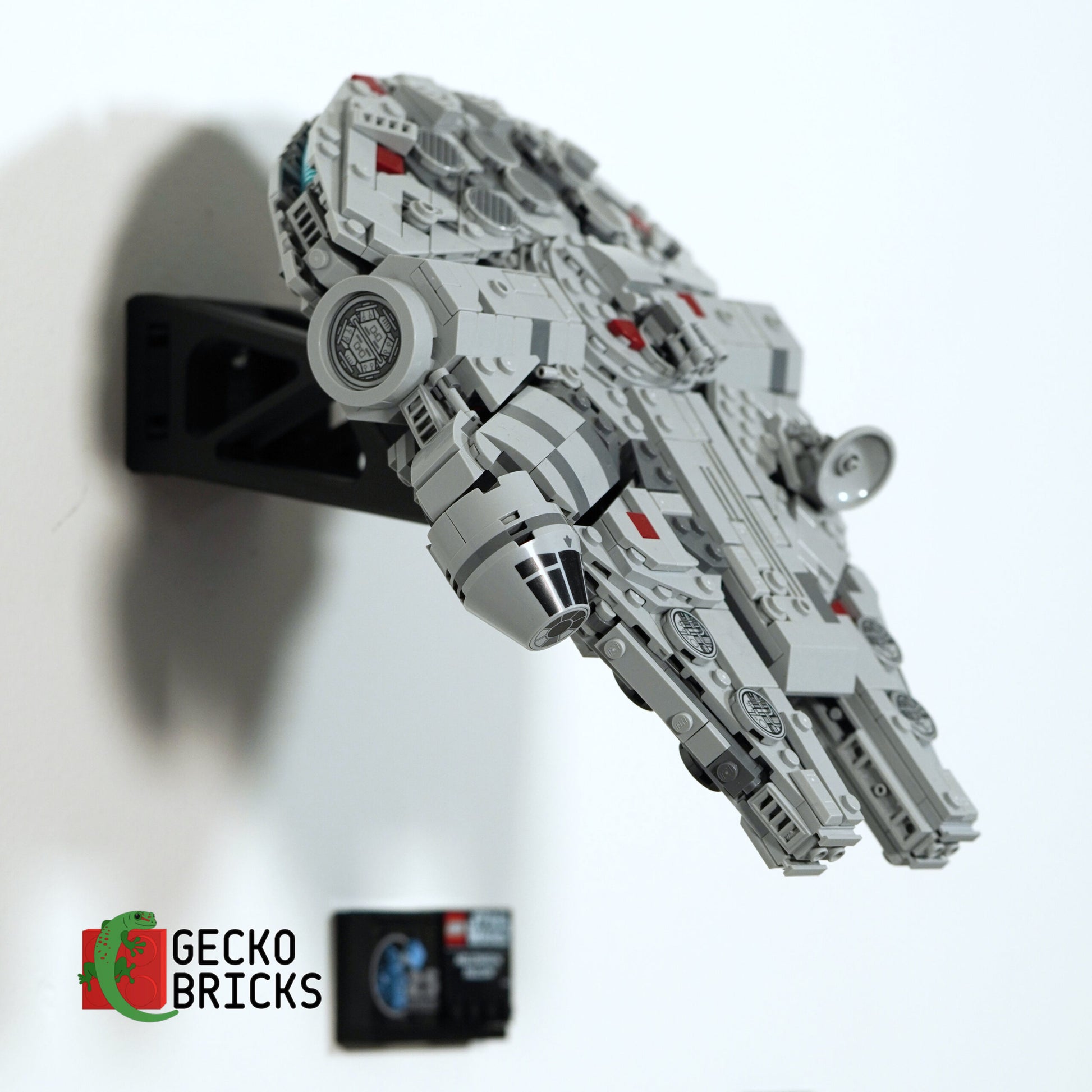 Millennium Falcon Midi - 75375 - Wall Mount image 3